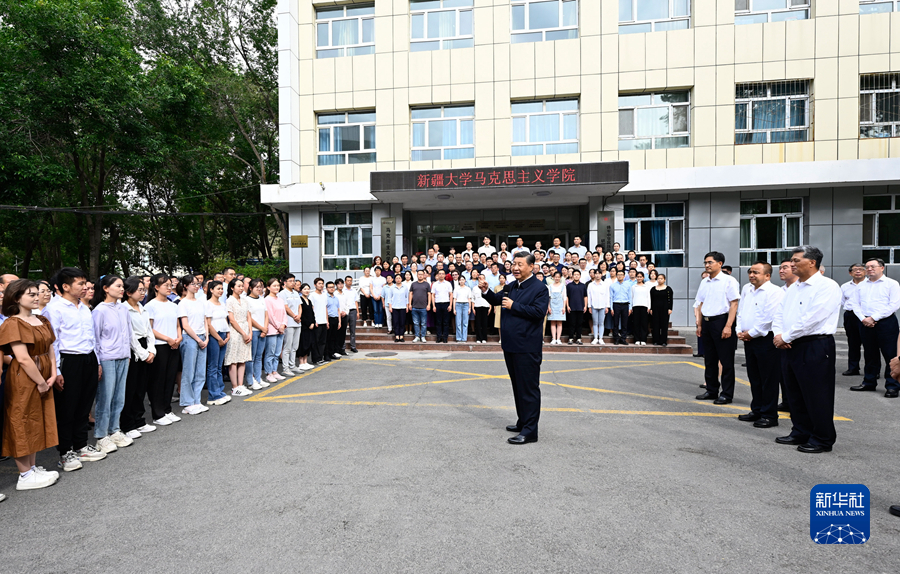 7月12日至15日，中共中央总书记、国家主席、中央军委主席习近平在新疆考察。这是12日下午，习近平在新疆大学考察时，同师生们亲切交流。新华社记者 李学仁 摄.jpg