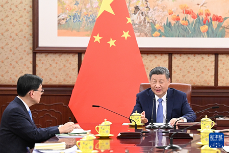 12月13日，国家主席习近平在中南海会见来京述职的香港特别行政区行政长官李家超。新华社记者 谢环驰 摄.png