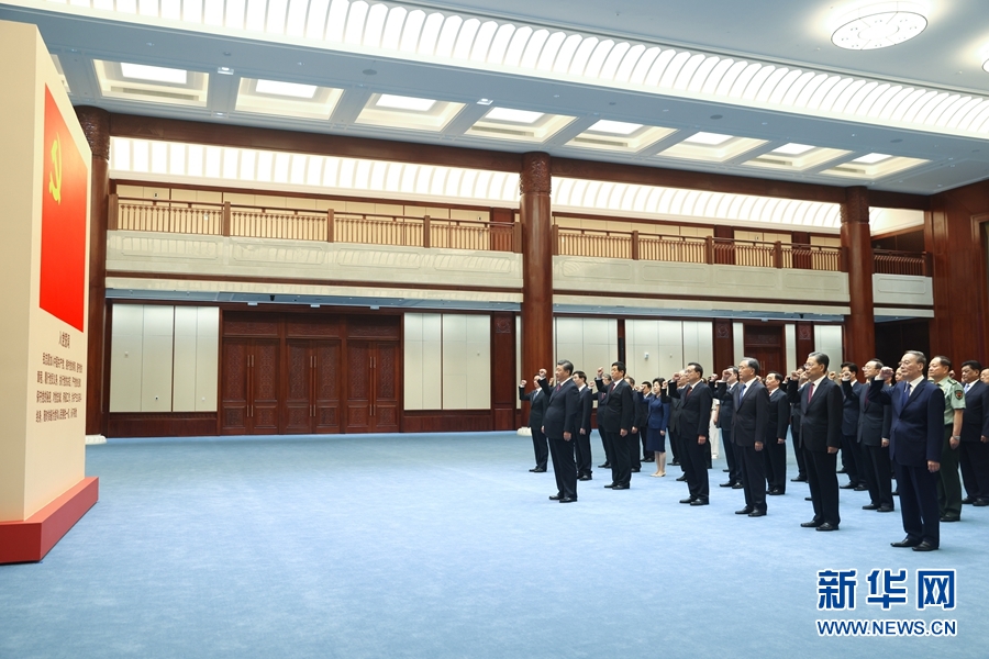6月18日，党和国家领导人习近平、李克强、栗战书、汪洋、王沪宁、赵乐际、韩正、王岐山等在中国共产党历史展览馆参观“‘不忘初心、牢记使命’中国共产党历史展览”。这是参观结束后，习近平带领党员领导同志一起重温入党誓词。5.jpg