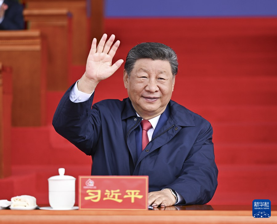 8月21日上午，西藏各族各界干部群众约2万人欢聚拉萨市布达拉宫广场，热烈庆祝西藏自治区成立60周年。中共中央总书记、国家主席、中央军委主席习近平出席庆祝大会。新华社记者 燕雁 摄.png