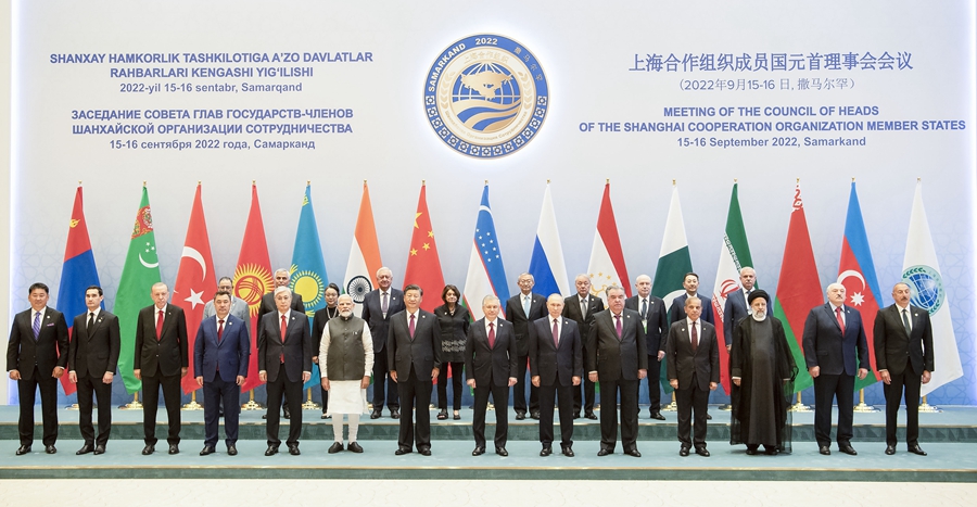 当地时间9月16日，国家主席习近平在撒马尔罕国际会议中心出席上海合作组织成员国元首理事会第二十二次会议并发表重要讲话。这是大范围会谈前，与会各方集体合影。新华社记者 李涛 摄.jpg