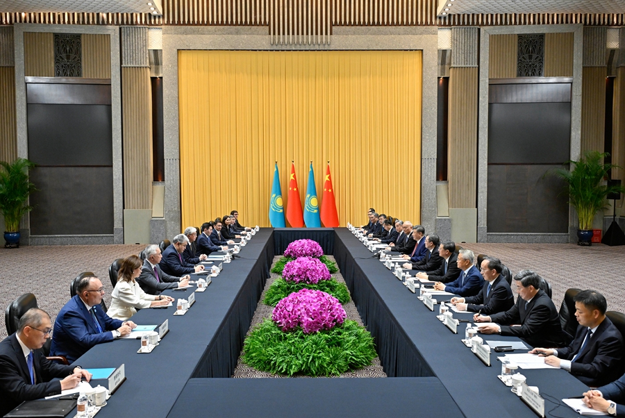 7月16日下午，国家主席习近平在上海西郊宾馆会见来华出席2026世界人工智能大会暨人工智能全球治理高级别会议的哈萨克斯坦总统托卡耶夫。新华社记者 翟健岚  摄.jpg