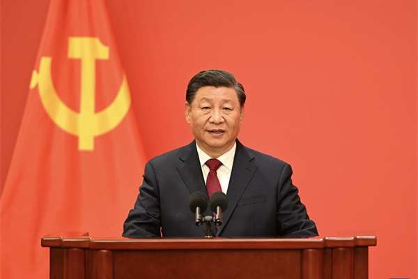 10月23日，刚刚在中国共产党第二十届中央委员会第一次全体会议上当选的中共中央总书记习近平和中共中央政治局常委李强、赵乐际、王沪宁、蔡奇、丁薛祥、李希在北京人民大会堂同中外记者亲切见面。这是习近平发表重要讲话。新华社记者 李学仁 摄.jpg
