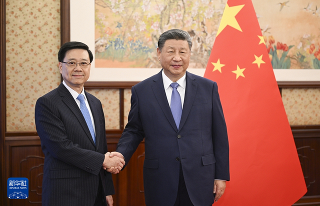 12月13日，国家主席习近平在中南海会见来京述职的香港特别行政区行政长官李家超。新华社记者 李学仁 摄.png