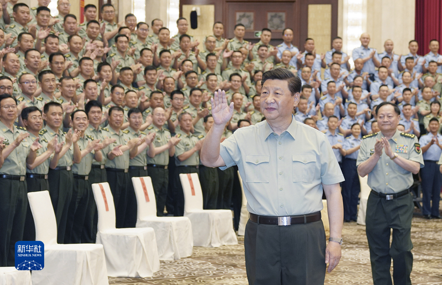7月12日至15日，中共中央总书记、国家主席、中央军委主席习近平在新疆考察。这是15日上午，习近平在乌鲁木齐亲切接见驻新疆部队官兵代表，向驻新疆部队全体指战员致以诚挚的问候，对驻新疆部队作出的突出贡献给予充分肯定。新华社记者 李刚 摄.jpg