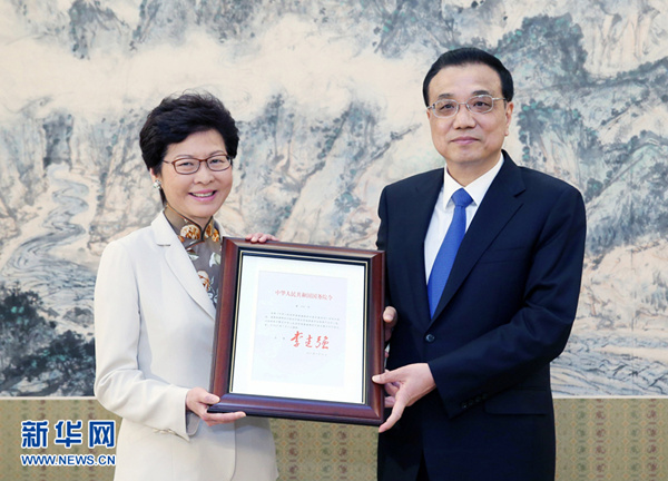 4月11日，国务院总理李克强在北京中南海紫光阁会见林郑月娥，颁发任命她为中华人民共和国香港特别行政区第五任行政长官的国务院第678号令。新华社记者姚大伟摄.jpg