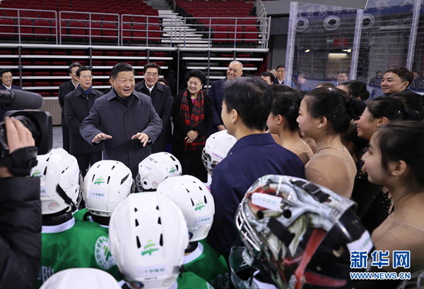 2月23日至24日，中共中央总书记、国家主席、中央军委主席习近平在北京考察。这是24日上午，习近平在五棵松体育中心热情勉励青少年冰球和队列滑爱好者们。 新华社记者 兰红光 摄.jpg