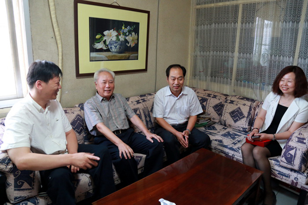 周开让慰问蒋光鼐之子蒋建国.jpg
