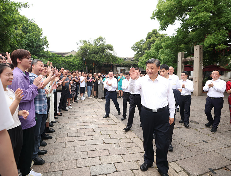 7月5日至7日，中共中央总书记、国家主席、中央军委主席习近平在江苏考察。这是6日上午，习近平在苏州平江历史文化街区，向当地居民和游客挥手致意。新华社记者 鞠鹏 摄.jpg