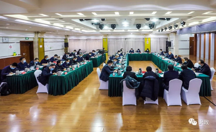 召开企业家座谈会.jpg