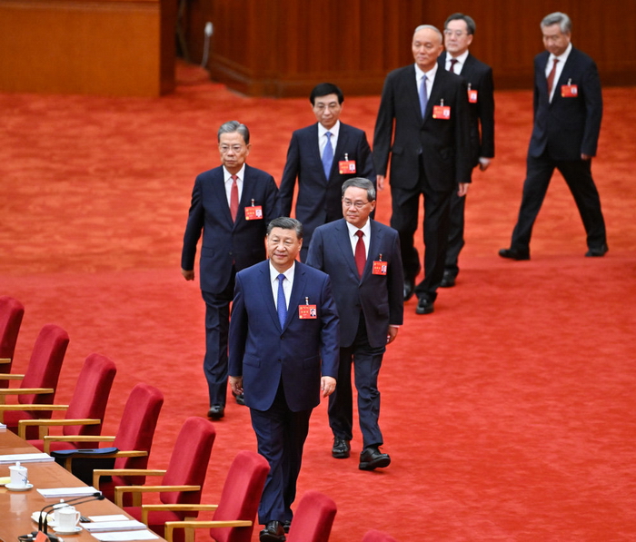 这是习近平、李强、赵乐际、王沪宁、蔡奇、丁薛祥、李希等步入会场。.jpg