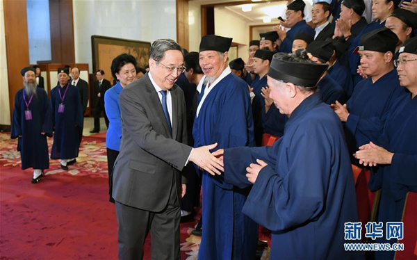 7月17日,中国道教协会成立60周年纪念会在北京人民大会堂举行。中共中央政治局常委、全国政协主席俞正声会见中国道教协会领导班子成员,并与全体代表合影。新华社记者张铎摄.jpg 7月17日,中国道教协会成立60周年纪念会在北京人民大会堂举行。中共中央政治局常委、全国政协主席俞正声会见中国道教协会领导班子成员,并与全体代表合影。新华社记者张铎摄.jpg