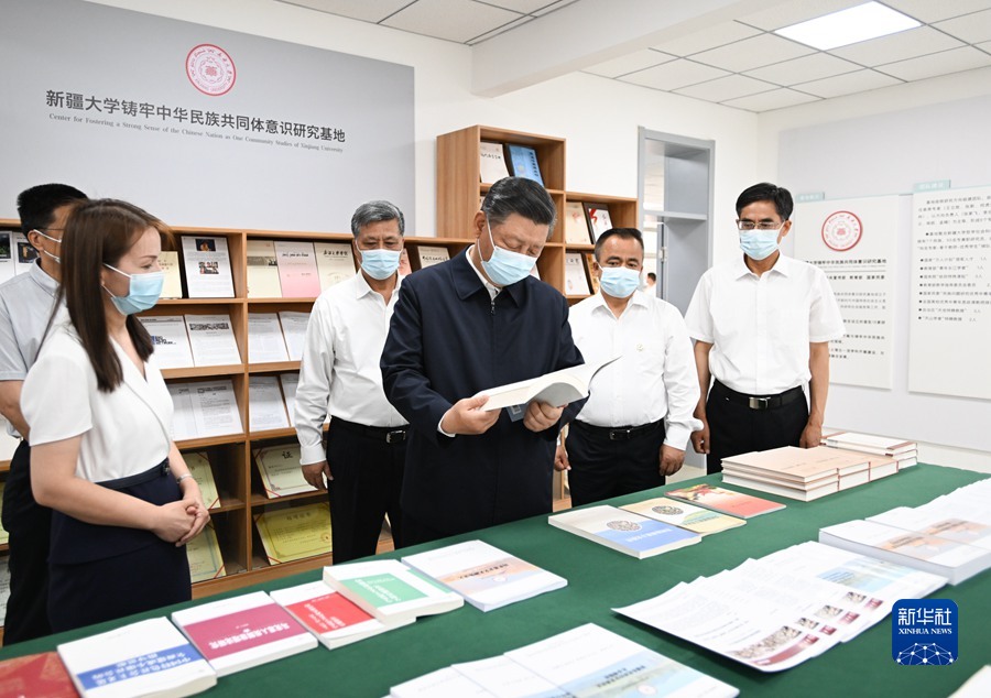 7月12日至15日，中共中央总书记、国家主席、中央军委主席习近平在新疆考察。这是12日下午，习近平在新疆大学铸牢中华民族共同体意识研究基地考察。新华社记者 谢环驰 摄.jpg