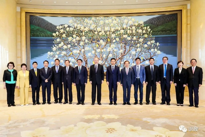 与获奖者合影.jpg