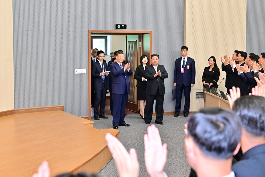 当地时间6月9日上午，中共中央总书记、国家主席习近平在朝鲜劳动党总书记、国务委员长金正恩陪同下，参访位于平壤的朝鲜劳动党中央干部学校。这是在金正恩陪同下，习近平步入学校阶梯教室。新华社记者 翟健岚 摄.jpg