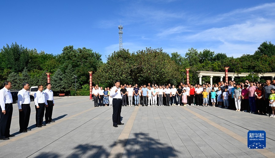 7月12日至15日，中共中央总书记、国家主席、中央军委主席习近平在新疆考察。这是13日下午，习近平在新疆生产建设兵团八师一四三团花园镇广场，同兵团干部群众亲切交谈。新华社记者 李学仁 摄.jpg