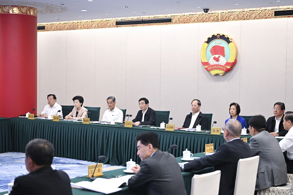 6月28日，全国政协在北京召开远程协商会，中共中央政治局常委、全国政协主席王沪宁主持会议。新华社记者 燕雁 摄.jpg