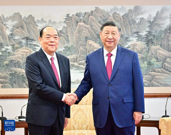 12月18日下午，国家主席习近平在澳门会见澳门特别行政区行政长官贺一诚。新华社记者 翟健岚 摄.png