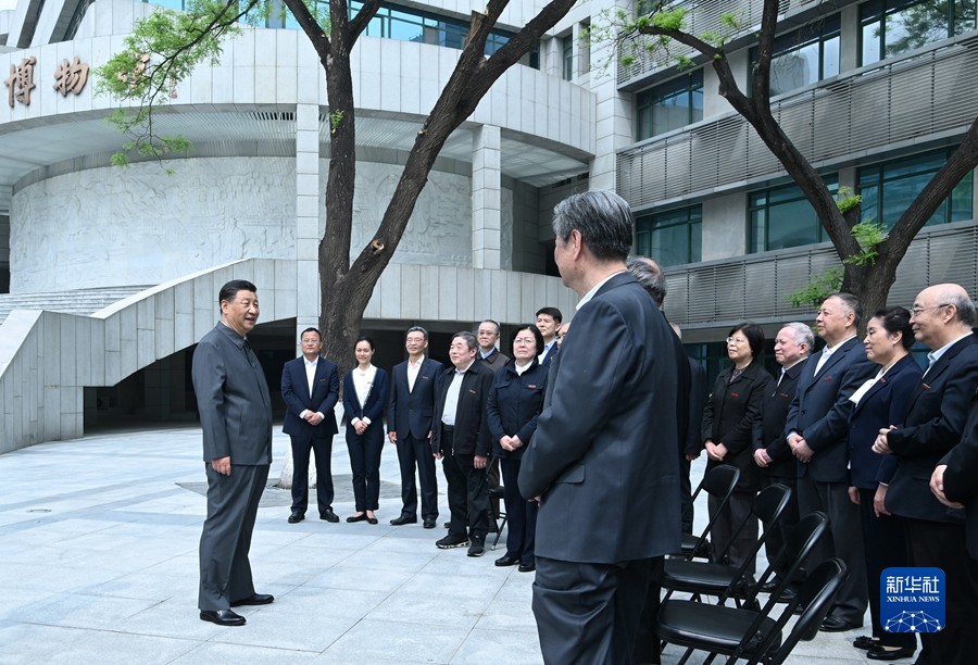 4月25日上午，中共中央总书记、国家主席、中央军委主席习近平来到中国人民大学考察调研。这是习近平在博物馆门前广场上，同老教授、老专家和中青年骨干教师代表亲切交谈。新华社记者 谢环驰 摄.jpg