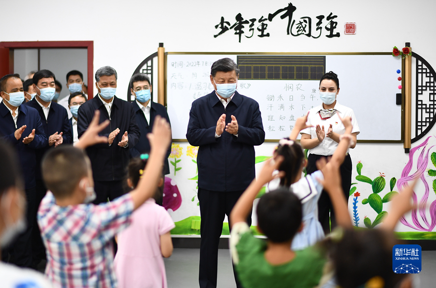 7月12日至15日，中共中央总书记、国家主席、中央军委主席习近平在新疆考察。这是13日上午，习近平在乌鲁木齐市天山区固原巷社区少儿阅览室，观看儿童中华优秀传统文化知识表演。新华社记者 燕雁 摄.jpg