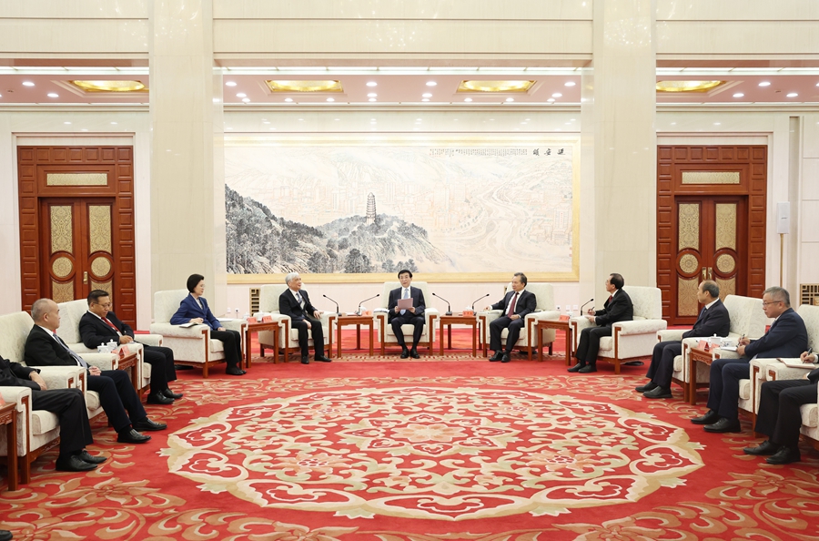 王沪宁与欧美同学会（中国留学人员联谊会）第九届理事会会长会成员座谈