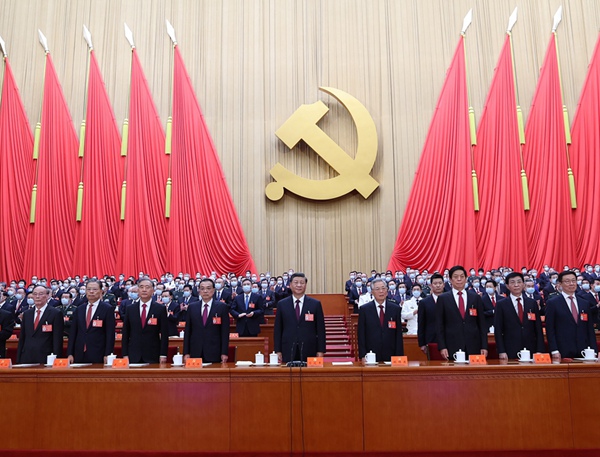 10月22日，中国共产党第二十次全国代表大会在北京人民大会堂胜利闭幕。这是习近平、李克强、栗战书、汪洋、王沪宁、赵乐际、韩正、王岐山、胡锦涛在主席台上。新华社记者 鞠鹏 摄.jpg