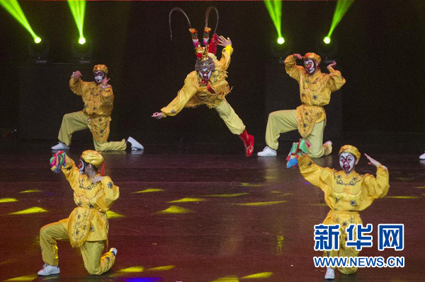 2月12日,在法国巴黎,孩子们表演节目《金猴舞岁》。当地时间12日晚,“文化中国·四海同春”艺术团的艺术家们为旅法华侨华人、留学生及当地观众奉献了一台具有浓郁中国民族特色的艺术盛宴。这是2016年“文化中国·四海同春”艺术团赴欧慰问华侨华人的首站演出。新华社发(迪奥·杜瓦尔摄).jpg 2月12日,在法国巴黎,孩子们表演节目《金猴舞岁》。当地时间12日晚,“文化中国·四海同春”艺术团的艺术家们为旅法华侨华人、留学生及当地观众奉献了一台具有浓郁中国民族特色的艺术盛宴。这是2016年“文化中国·四海同春”艺术团赴欧慰问华侨华人的首站演出。新华社发(迪奥·杜瓦尔摄).jpg