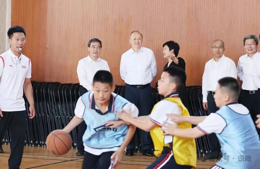 “六一”当天，尹力到中小学和幼儿园调研，要求树立“健康第一”教育理念，用心用情促进学生全面发展