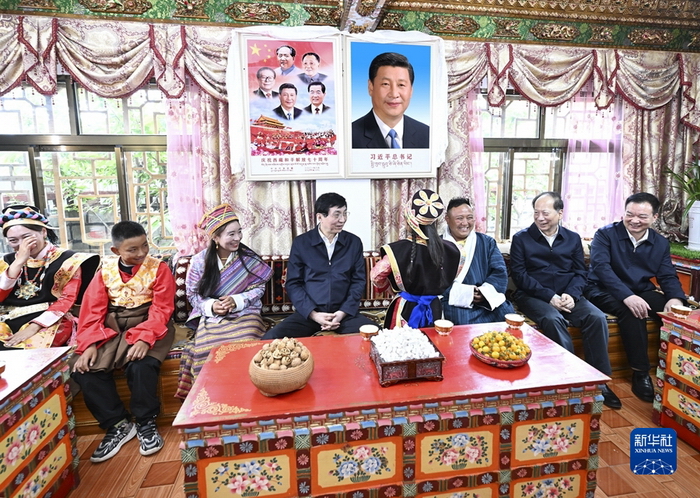 7月25日至27日，中共中央政治局常委、全国政协主席王沪宁在西藏调研。这是7月25日，王沪宁在林芝米林市西嘎门巴村走访看望群众。新华社记者 燕雁 摄.jpg