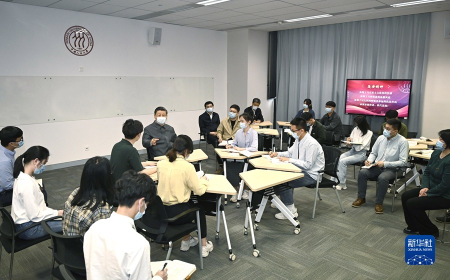 4月25日上午，中共中央总书记、国家主席、中央军委主席习近平来到中国人民大学考察调研。这是习近平在立德楼观摩思政课智慧教室现场教学并参与讨论。新华社记者 燕雁 摄.jpg