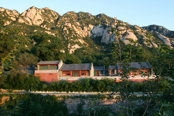 卧佛山下的龙泉寺.jpg