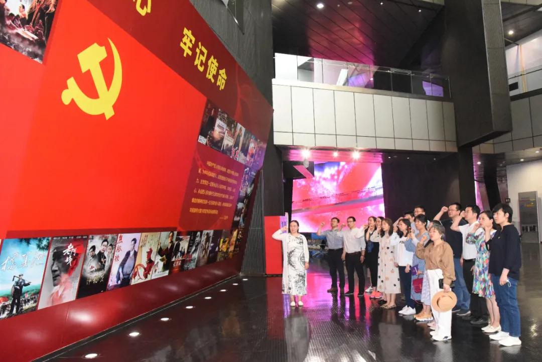 4重温入党誓词.jpg