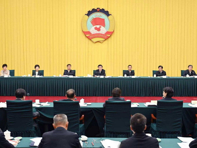 4月11日，十四届全国政协第二十九次双周协商座谈会在北京召开，中共中央政治局常委、全国政协主席王沪宁主持会议。本报记者 齐波 摄.jpg