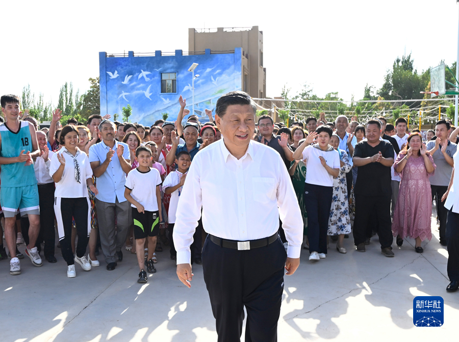 7月12日至15日，中共中央总书记、国家主席、中央军委主席习近平在新疆考察。这是14日，习近平在吐鲁番市高昌区亚尔镇新城片区新城西门村考察时，同各族群众在一起。新华社记者 李学仁 摄.jpg