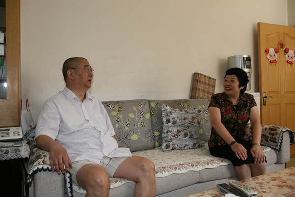 郑默杰慰问赵渭滨之孙赵令德.jpg