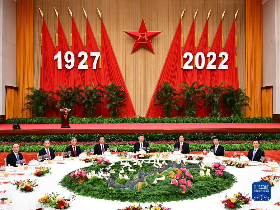 7月31日，中华人民共和国国防部在北京人民大会堂举行盛大招待会，热烈庆祝中国人民解放军建军95周年。中共中央总书记、国家主席、中央军委主席习近平和李克强、栗战书、汪洋、王沪宁、赵乐际、韩正、王岐山等党和国家领导人出席招待会。新华社记者 燕雁 摄.jpg