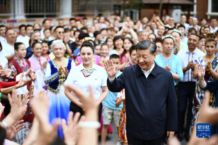 7月12日至15日，中共中央总书记、国家主席、中央军委主席习近平在新疆考察。这是13日上午，习近平在乌鲁木齐市天山区固原巷社区考察时，向各族群众挥手致意。新华社记者 燕雁 摄.jpg