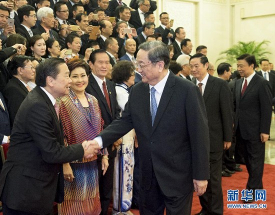 9月26日，中国侨联成立60周年纪念大会在北京人民大会堂隆重召开。中共中央政治局常委、全国政协主席俞正声出席大会并发表重要讲话。这是大会前，俞正声等党和国家领导人会见参加纪念活动的嘉宾。新华社记者 王晔 摄.jpg