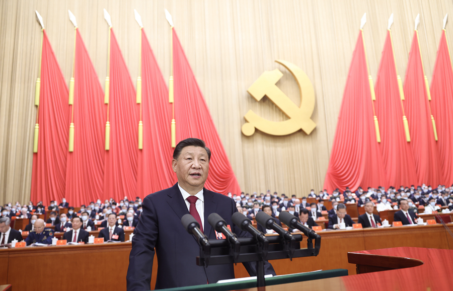 10月16日，中国共产党第二十次全国代表大会在北京人民大会堂开幕。习近平代表第十九届中央委员会向大会作报告。新华社记者 鞠鹏 摄.jpg