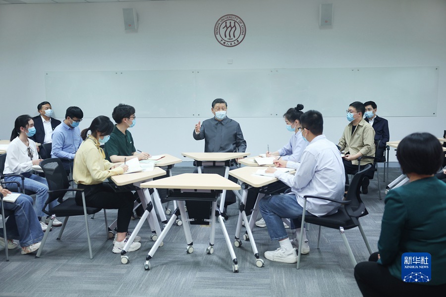 4月25日上午，中共中央总书记、国家主席、中央军委主席习近平来到中国人民大学考察调研。这是习近平在立德楼观摩思政课智慧教室现场教学并参与讨论。新华社记者 鞠鹏 摄.jpg