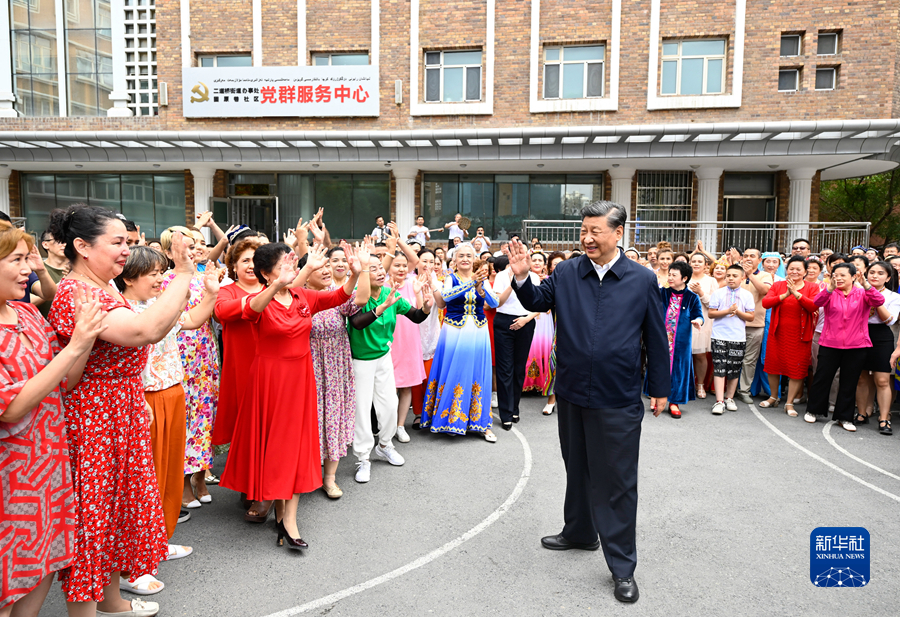 7月12日至15日，中共中央总书记、国家主席、中央军委主席习近平在新疆考察。这是13日上午，习近平在乌鲁木齐市天山区固原巷社区考察时，向各族群众挥手致意。新华社记者 李学仁 摄.jpg