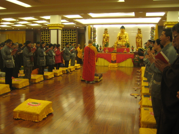 集体参加早课.jpg