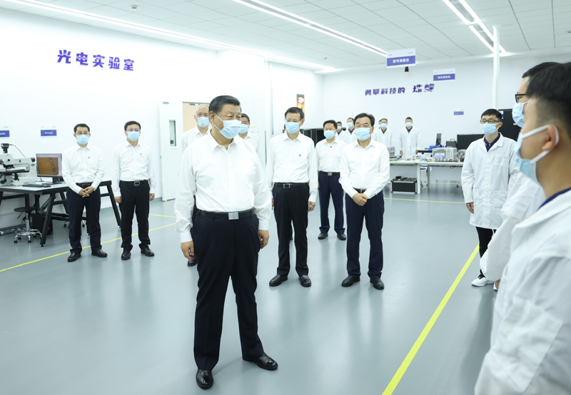 7月5日至7日，中共中央总书记、国家主席、中央军委主席习近平在江苏考察。这是5日下午，习近平在苏州华兴源创科技股份有限公司，同企业年轻研发人员亲切交流。新华社记者 鞠鹏 摄.jpg