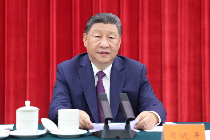 8月22日，中共中央在北京人民大会堂举行纪念邓小平同志诞辰120周年座谈会。中共中央总书记、国家主席、中央军委主席习近平发表重要讲话。新华社记者 鞠鹏 摄.jpg