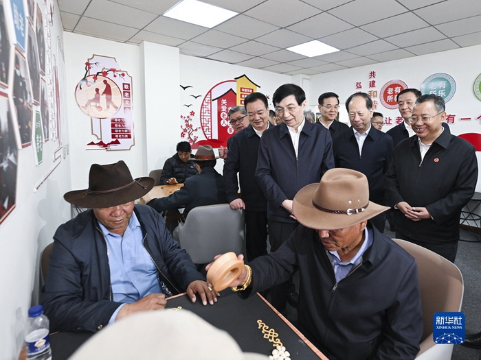7月25日至27日，中共中央政治局常委、全国政协主席王沪宁在西藏调研。这是7月27日，王沪宁在拉萨城关区八廓街道鲁固社区民族团结进步之家考察。新华社记者 燕雁 摄.jpg
