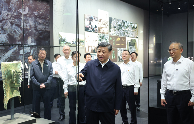 7月25日至27日，中共中央总书记、国家主席、中央军委主席习近平在四川考察。这是26日下午，习近平在位于德阳市广汉市的三星堆博物馆新馆参观。新华社记者 鞠鹏 摄.JPG