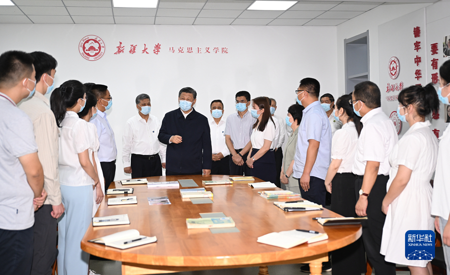 7月12日至15日，中共中央总书记、国家主席、中央军委主席习近平在新疆考察。这是12日下午，习近平在新疆大学铸牢中华民族共同体意识研究基地，同师生亲切交流。新华社记者 李学仁 摄.jpg
