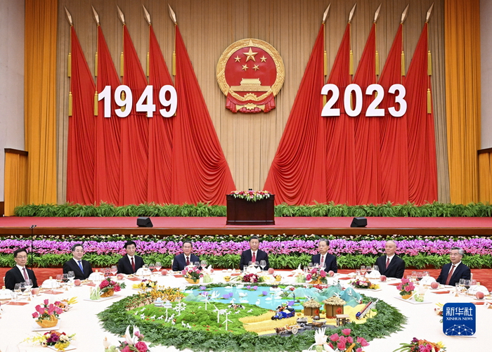 9月28日晚，庆祝中华人民共和国成立74周年招待会在北京人民大会堂举行。习近平、李强、赵乐际、王沪宁、蔡奇、丁薛祥、李希、 韩正等党和国家领导人与中外人士欢聚一堂，共庆中华人民共和国华诞。新华社记者 申宏 摄.jpg