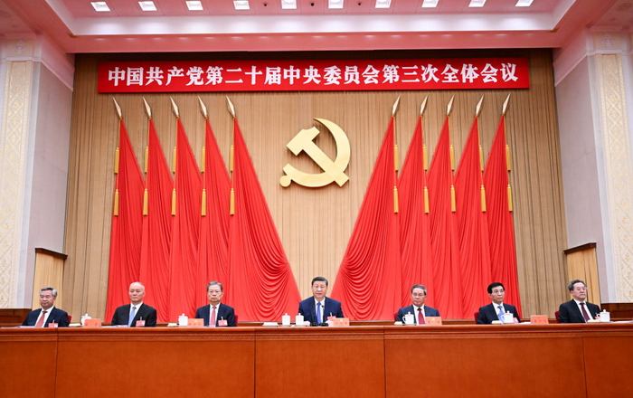 这是习近平、李强、赵乐际、王沪宁、蔡奇、丁薛祥、李希等在主席台上。.jpg