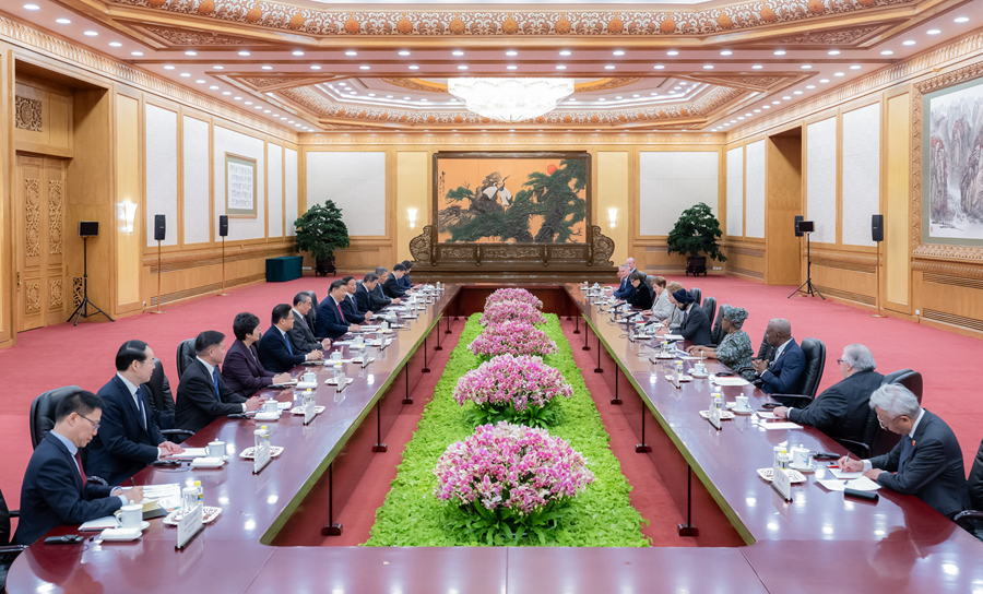12月10日上午，国家主席习近平在北京人民大会堂会见来华出席“1+10”对话会的主要国际经济组织负责人。新华社记者 翟健岚 摄.jpg